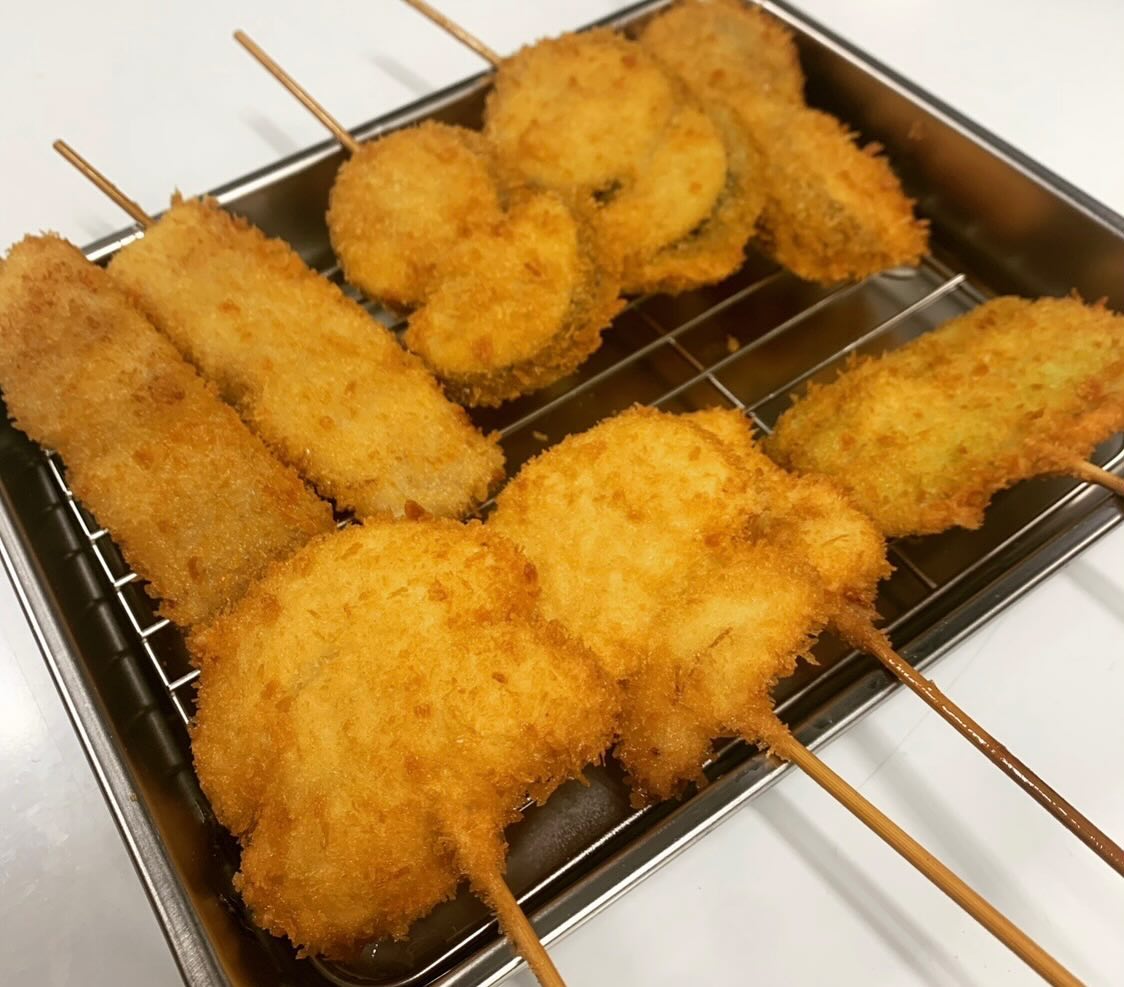 ✨ 串カツと焼き鳥の夢のコラボ！アツアツ出来立ての串料理に舌
